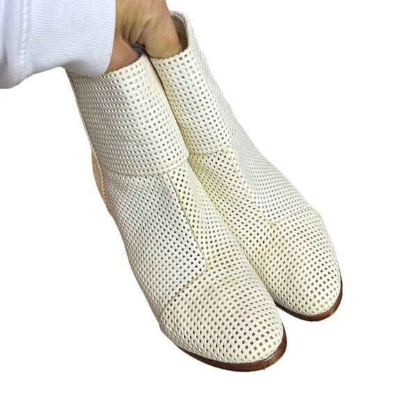 Rag & Bone Womens Perforated Leather Ankle Boots Sz 39.5 White Block Heel - Picture 5 of 8